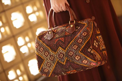 バッグの生地にトルコの伝統工芸品「キリム」を使った特徴的なデザイン
